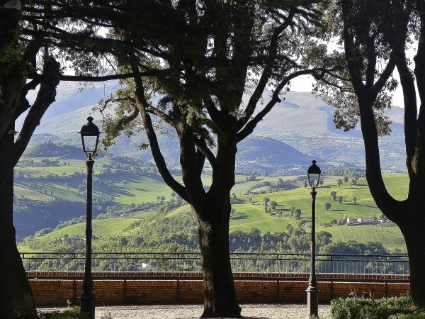 Borgia gardens, Camerino painting holidays in italy