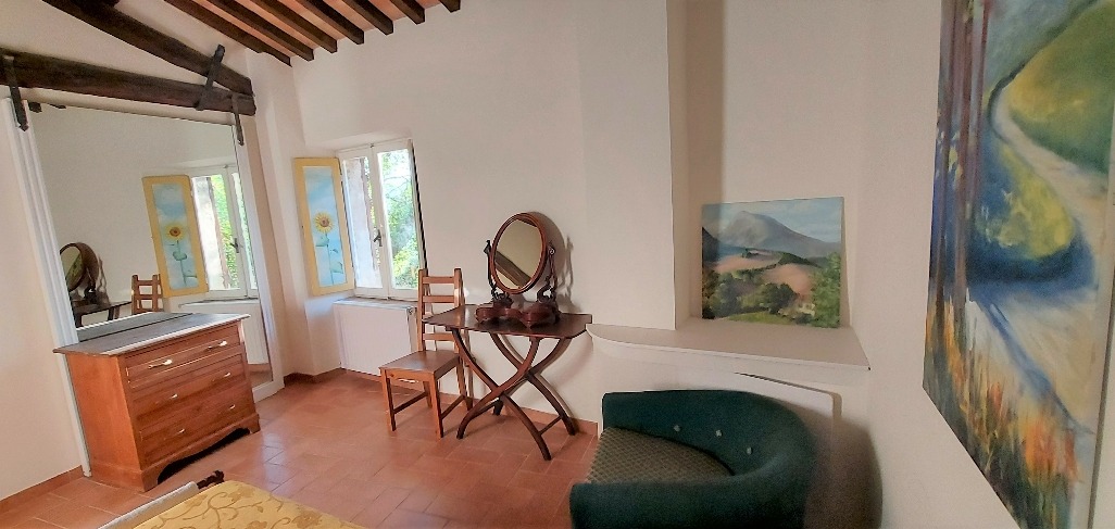 Sunflower room for your painting holiday in Italy